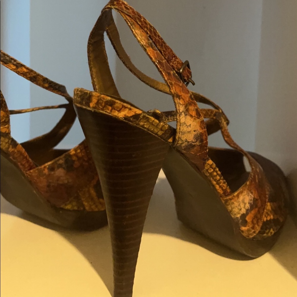 Sexy snake print Peep-toe pump